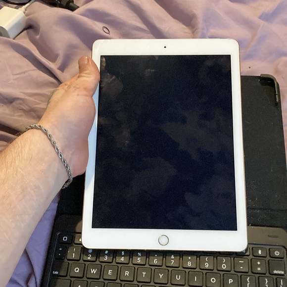 iPad Air 2 practically brand new - Picture 2 of 4